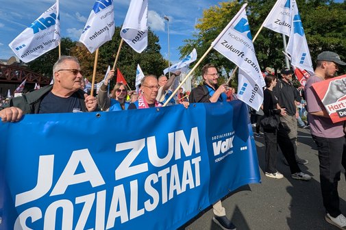 Ein deutliches "Ja zum Sozialstaat!" bei den DGB-Demos Teilnehmende mit VdK-Bannern bei der DGB-Demo in Essen