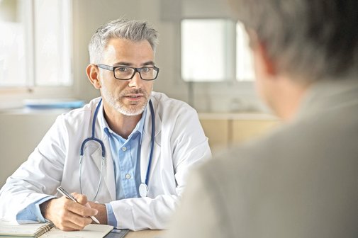 Urteil - Berufsfreiheit bei Sehbeeinträchtigung Ein Arzt spricht mit einem Patienten.