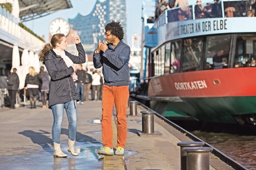 App hvv Custom wird weiterentwickelt Eine Hamburger Fähre mit der Elbphilharmonie im Hintergrund.
