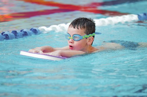 Kostenfrei ins Schwimmbad Ein Schwimmbrett ist ein universelles Hilfsmittel für das Schwimmtraining.