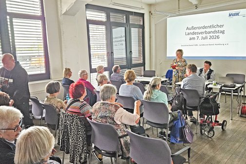 Außerordentlicher VdK-Landesverbandstag Die Landesvorsitzende Renate Schommer spricht vor der Delegiertenversammlung.